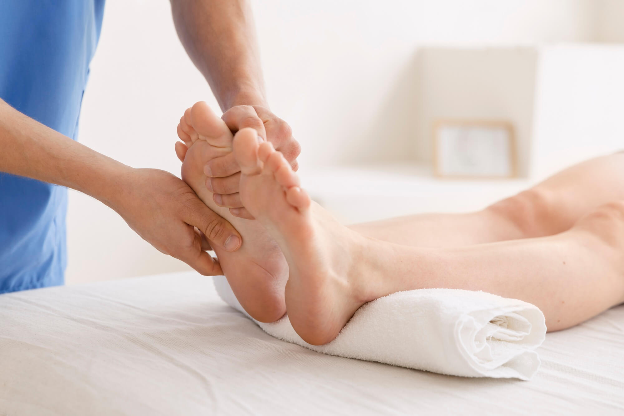 Pijatan lembut di kaki