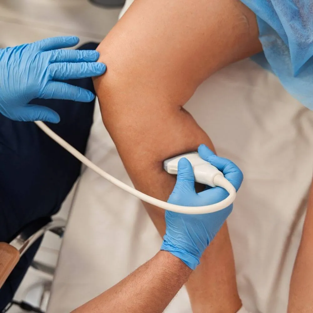 Gambar: Pemeriksaan USG Doppler vena pada kaki untuk menilai aliran darah dan mendeteksi gangguan seperti insufisiensi vena atau varises.